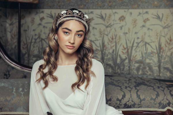 aeleste-wedding-stud-crown-modern-bridal-jewelery-accessories – amadi headband